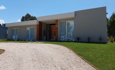 NO DISPONIBLE Casa  con pileta Costa Esmeralda  Ecuestre
