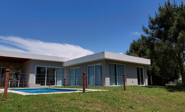 NO DISPONIBLE Casa  con pileta Costa Esmeralda  Ecuestre