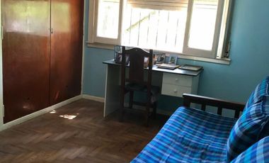 Casa ubicada a 50 metros de Avenida Espora .