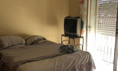 Casa ubicada a 50 metros de Avenida Espora .