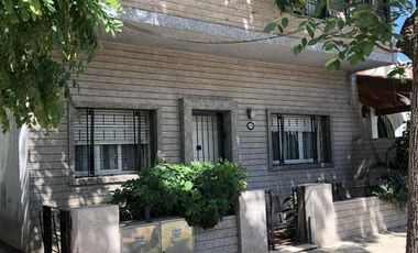 Casa ubicada a 50 metros de Avenida Espora .