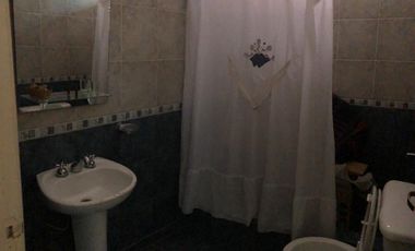 Casa ubicada a 50 metros de Avenida Espora .