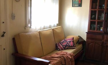 Casa ubicada a 50 metros de Avenida Espora .