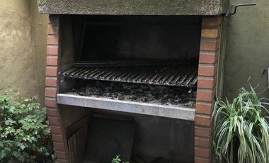 Casa ubicada a 50 metros de Avenida Espora .