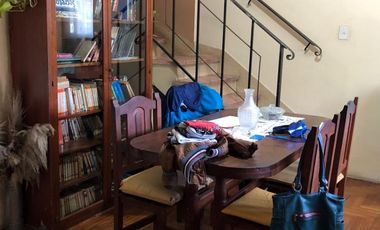 Casa ubicada a 50 metros de Avenida Espora .