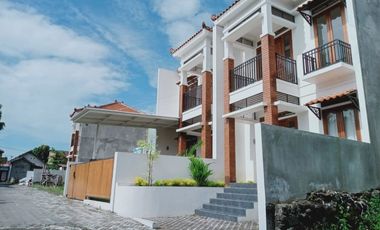 RUMAH ETNIK 2 LANTAI DI TENGAH KOTA YOGYAKARTA 7 MENIT UAD