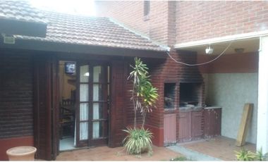 VENTA VILLA GESELL CASA 3 AMB + 3 DEPTOS