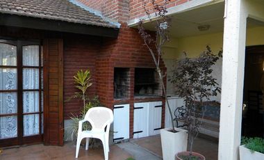 VENTA VILLA GESELL CASA 3 AMB + 3 DEPTOS