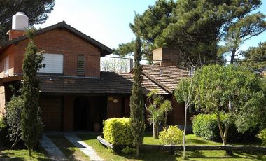 VENTA VILLA GESELL CASA 3 AMB + 3 DEPTOS