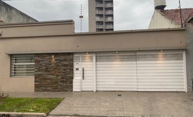 Casa moderna de 3 amb. 2 cocheras, pileta en Quilmes centro