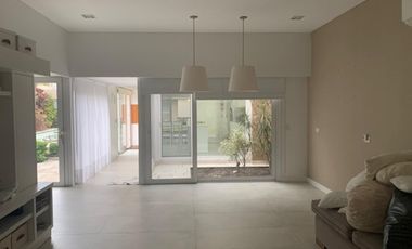 Casa moderna de 3 amb. 2 cocheras, pileta en Quilmes centro