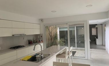 Casa moderna de 3 amb. 2 cocheras, pileta en Quilmes centro