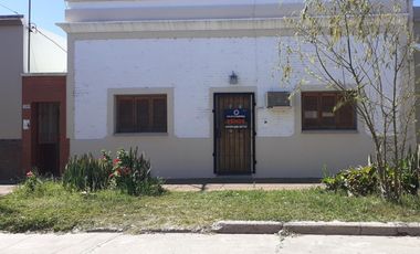 CASA CON DOS DORMITORIOS Y PATIO  EN ZONA SUR SANTA FE