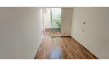 Alquiler De Hermoso Departamento En 1Er Piso, A 2 Cuadras Del Jockey Plaza Y Muy Cerca A La Universidad De Lima