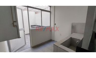 Alquiler De Hermoso Departamento En 1Er Piso, A 2 Cuadras Del Jockey Plaza Y Muy Cerca A La Universidad De Lima