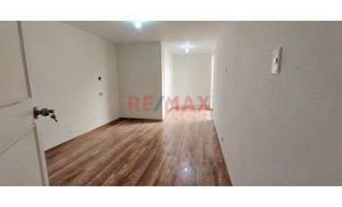 Alquiler De Hermoso Departamento En 1Er Piso, A 2 Cuadras Del Jockey Plaza Y Muy Cerca A La Universidad De Lima