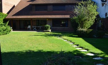 EXCELENTE RESIDENCIA 5 AMB S/LOTE DE 750 M2. DE VÍAS A LIBERTADOR