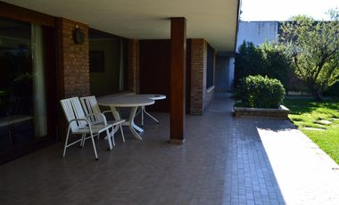 EXCELENTE RESIDENCIA 5 AMB S/LOTE DE 750 M2. DE VÍAS A LIBERTADOR