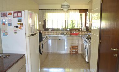EXCELENTE RESIDENCIA 5 AMB S/LOTE DE 750 M2. DE VÍAS A LIBERTADOR