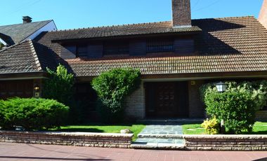 EXCELENTE RESIDENCIA 5 AMB S/LOTE DE 750 M2. DE VÍAS A LIBERTADOR