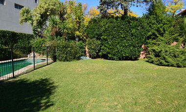 EXCELENTE RESIDENCIA 5 AMB S/LOTE DE 750 M2. DE VÍAS A LIBERTADOR