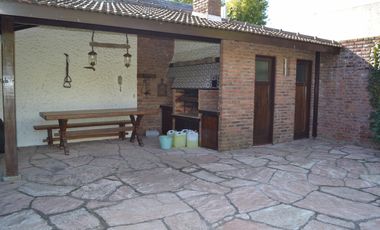 EXCELENTE RESIDENCIA 5 AMB S/LOTE DE 750 M2. DE VÍAS A LIBERTADOR