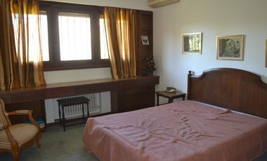 EXCELENTE RESIDENCIA 5 AMB S/LOTE DE 750 M2. DE VÍAS A LIBERTADOR