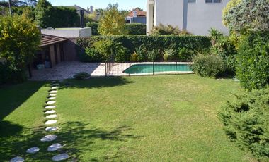 EXCELENTE RESIDENCIA 5 AMB S/LOTE DE 750 M2. DE VÍAS A LIBERTADOR