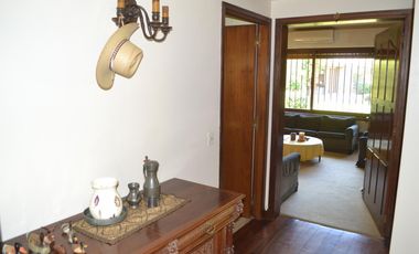 EXCELENTE RESIDENCIA 5 AMB S/LOTE DE 750 M2. DE VÍAS A LIBERTADOR