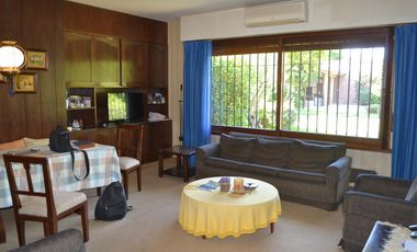 EXCELENTE RESIDENCIA 5 AMB S/LOTE DE 750 M2. DE VÍAS A LIBERTADOR