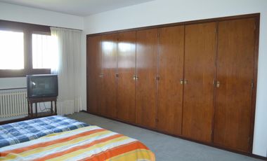 EXCELENTE RESIDENCIA 5 AMB S/LOTE DE 750 M2. DE VÍAS A LIBERTADOR