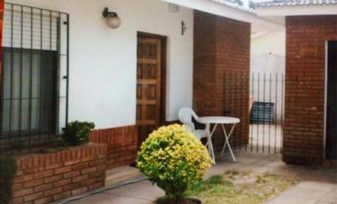 Casa en venta - 2 dormitorios 2 baños - 120 mts2- Mar Del Tuyu
