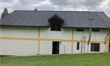 EN VENTA EXCELENTE CHACRA DE 2 HA CON 2 CASAS, 2 DPTOS Y QUINCHO CH143