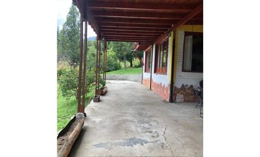 EN VENTA EXCELENTE CHACRA DE 2 HA CON 2 CASAS, 2 DPTOS Y QUINCHO CH143