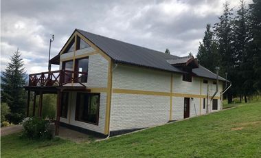 EN VENTA EXCELENTE CHACRA DE 2 HA CON 2 CASAS, 2 DPTOS Y QUINCHO CH143
