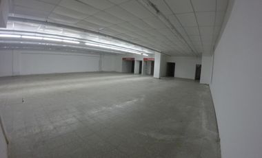 EXCELENTE LOCAL DE 550 M2, SOBRE AVENIDA ARIETA - VILLA LUZURIAGA