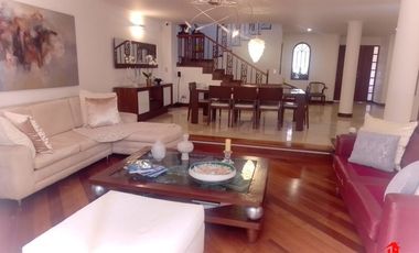 casa en arriendo/venta en el poblado. Cod A6161