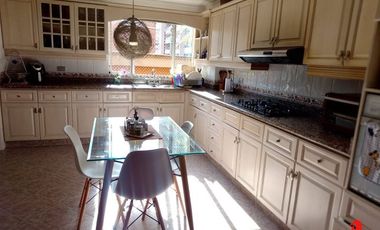 casa en arriendo/venta en el poblado. Cod A6161