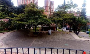 casa en arriendo/venta en el poblado. Cod A6161