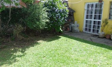 CASA 3 AMB.  ESTILO AMERICANA CON PARQUE