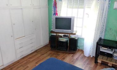 CASA 3 AMB.  ESTILO AMERICANA CON PARQUE