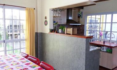 CASA 3 AMB.  ESTILO AMERICANA CON PARQUE