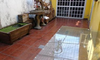 CASA 3 AMB.  ESTILO AMERICANA CON PARQUE
