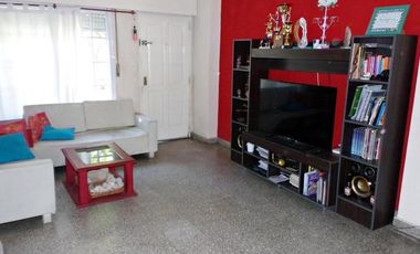 CASA 3 AMB.  ESTILO AMERICANA CON PARQUE