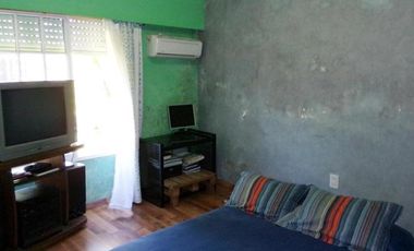 CASA 3 AMB.  ESTILO AMERICANA CON PARQUE