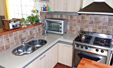 CASA 3 AMB.  ESTILO AMERICANA CON PARQUE