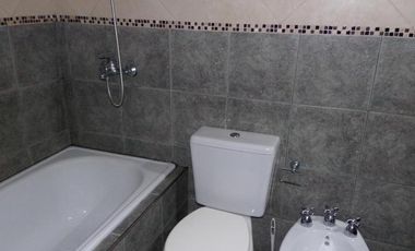 CASA 3 AMB.  ESTILO AMERICANA CON PARQUE
