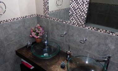CASA 3 AMB.  ESTILO AMERICANA CON PARQUE