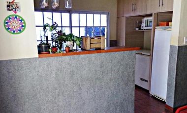 CASA 3 AMB.  ESTILO AMERICANA CON PARQUE