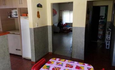 CASA 3 AMB.  ESTILO AMERICANA CON PARQUE
